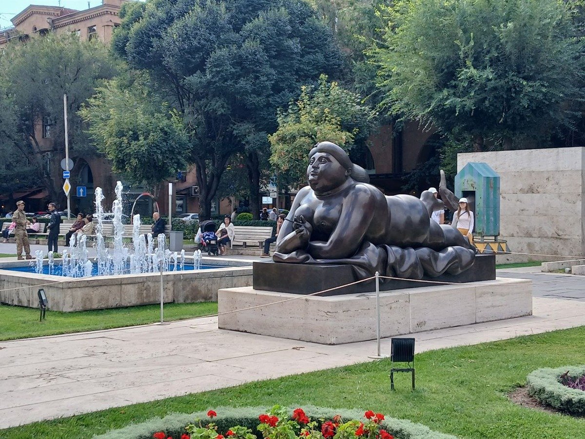 Скульптура «Курящая женщина» в Ереване. Фото: Вероника Цоцко