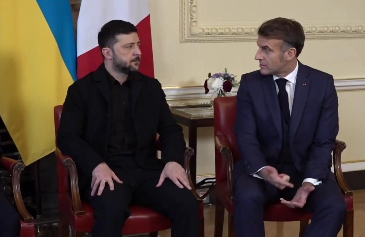 Владимир Зеленский и Эмманюэль Макрон перед началом встречи. Кадр из видеоотчета Елисейского дворца