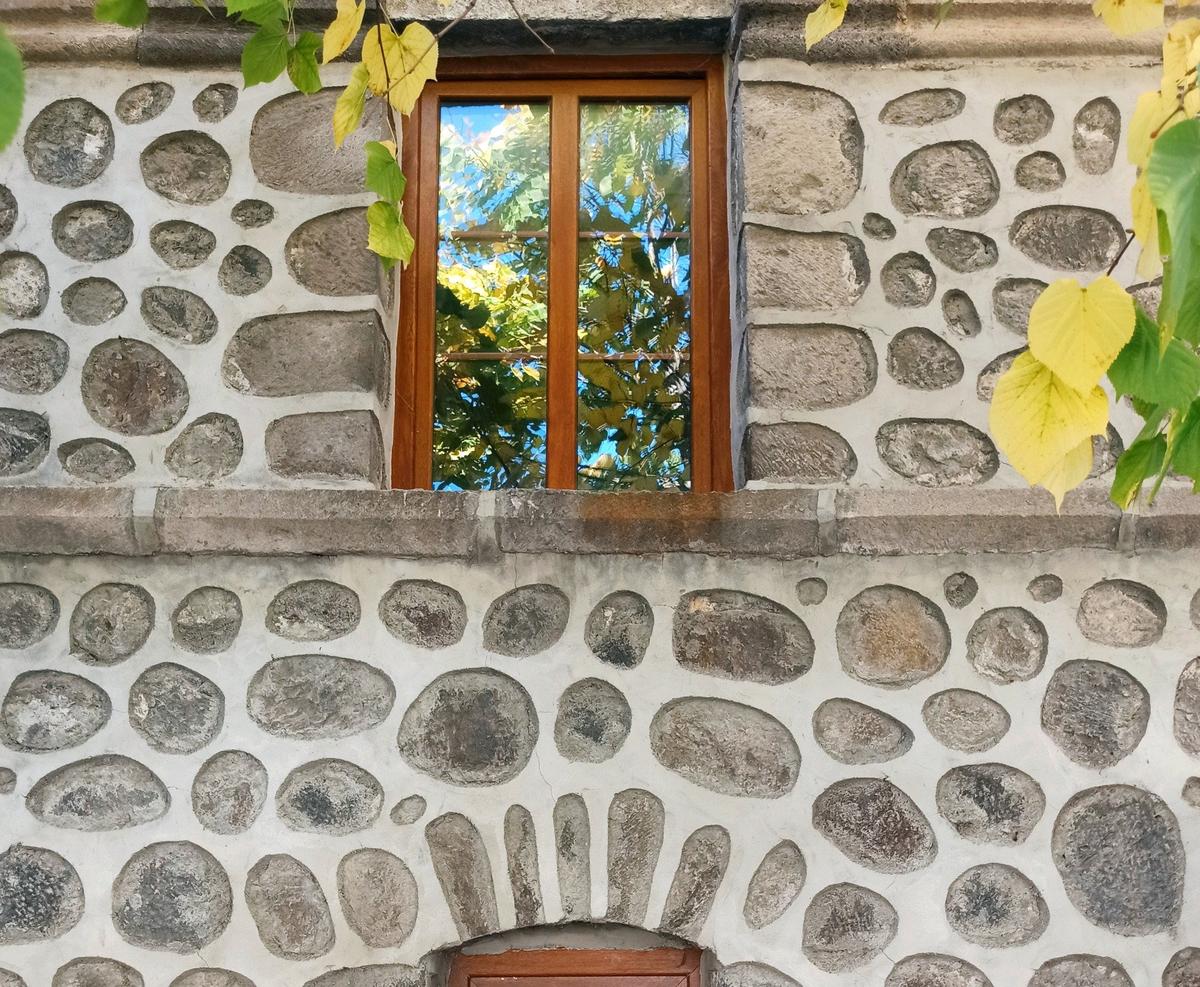 Стена одного из домов с традиционной кладкой «баркаш». Фото: Евгения Енгибарян