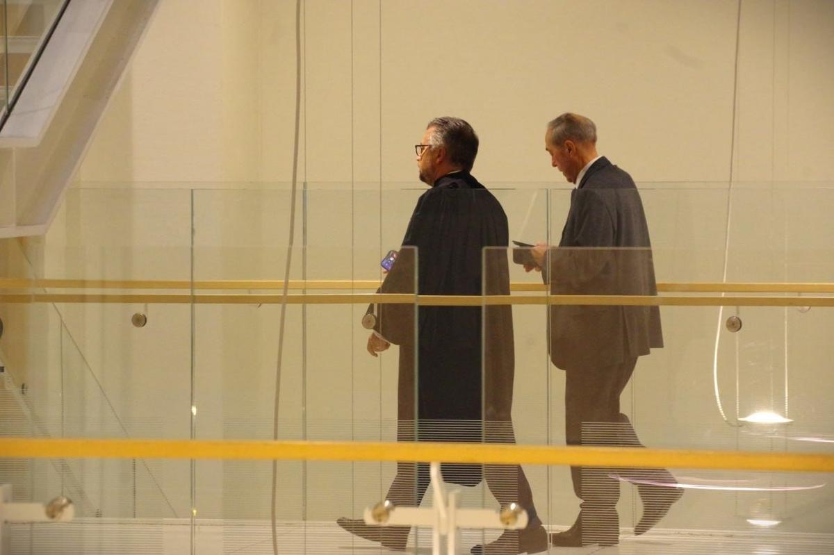 Клод Геан и его адвокат Филипп Бушез Эль Гози. Фото: Юрий Сафронов / «Новая газета»