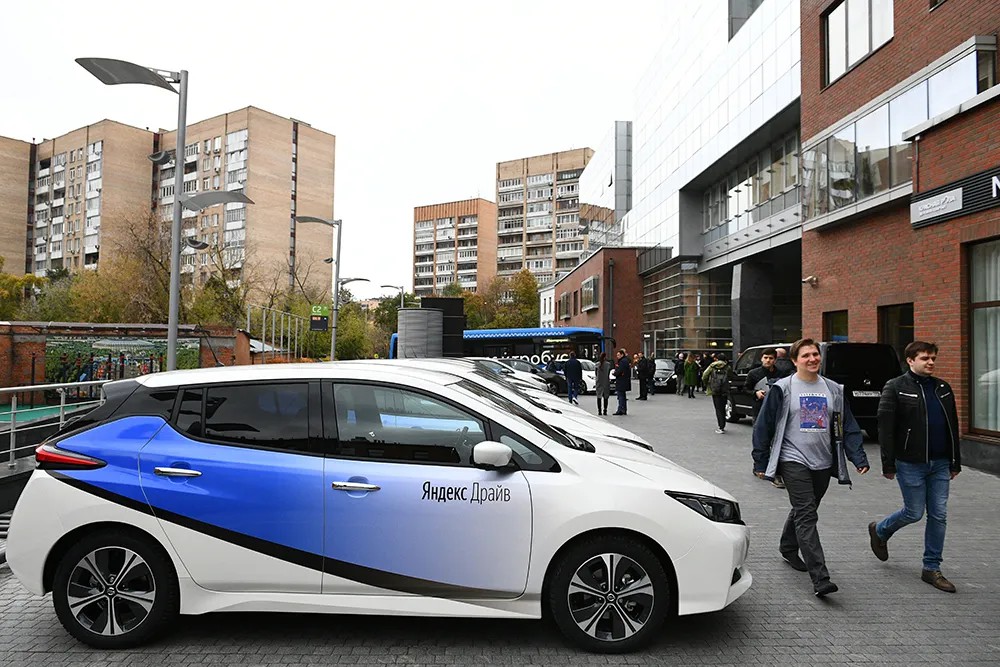 Электромобили Nissan Leaf сервиса каршеринга «Яндекс.Драйв» в Москве. Фото: РИА Новости