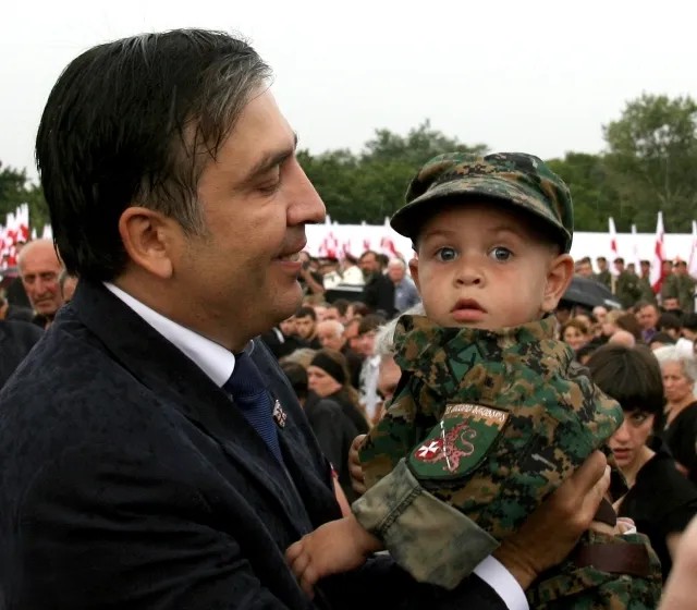 Президент Грузии Михаил Саакашвили на траурных мероприятиях, посвященных годовщине августа 2008 года. Фото: Давид Урбани / ТАСС