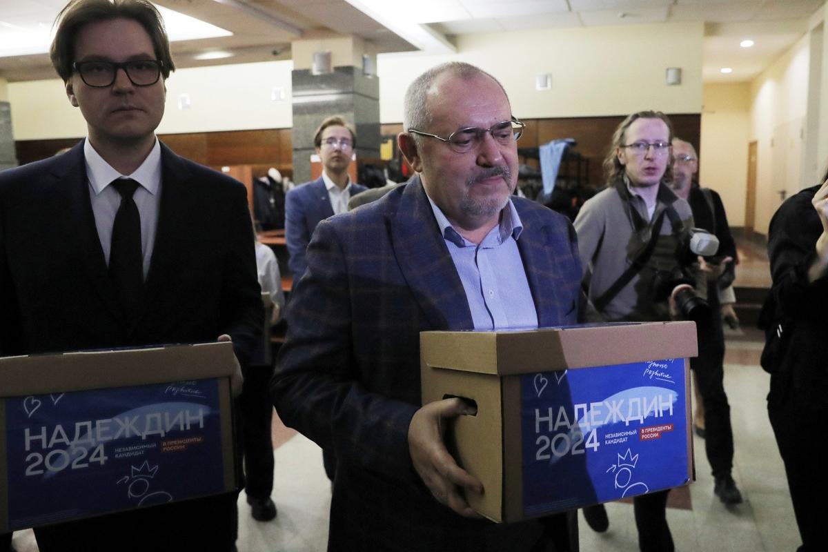 Борис Надеждин во время доставки подписей, собранных в поддержку его выдвижения на президентских выборах. Фото: AP / TASS