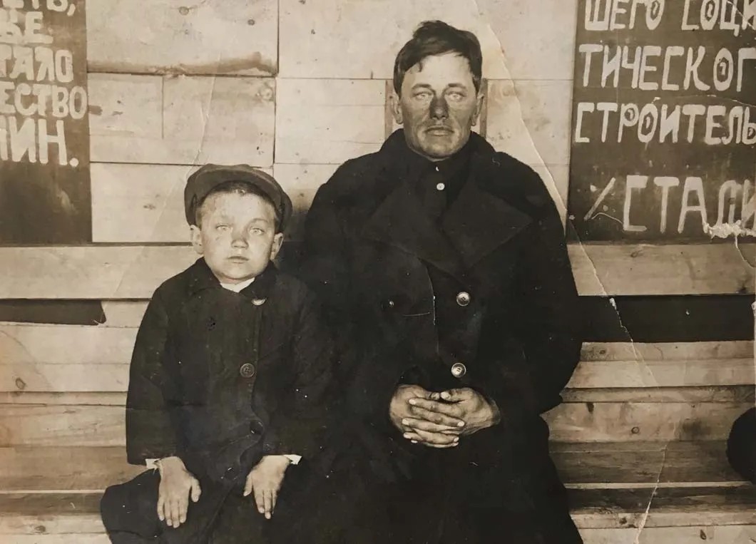 Николай Ковалев с сыном Петром после работы на лесозаготовках