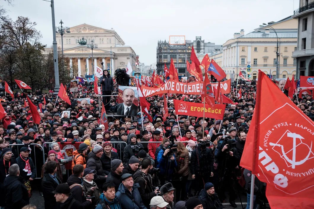 Участники юбилейной демонстрации на Театральной площади. Фото: Антон Карлинер / специально для «Новой»