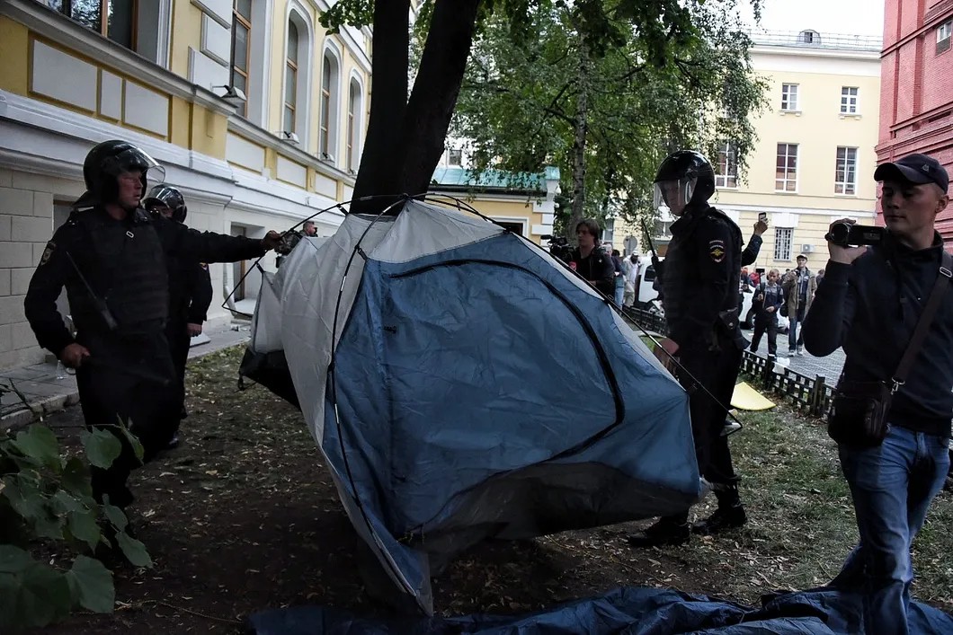 Полиция разрушает «палаточный лагерь» протестующих. Фото: Виктория Одиссонова/ «Новая»