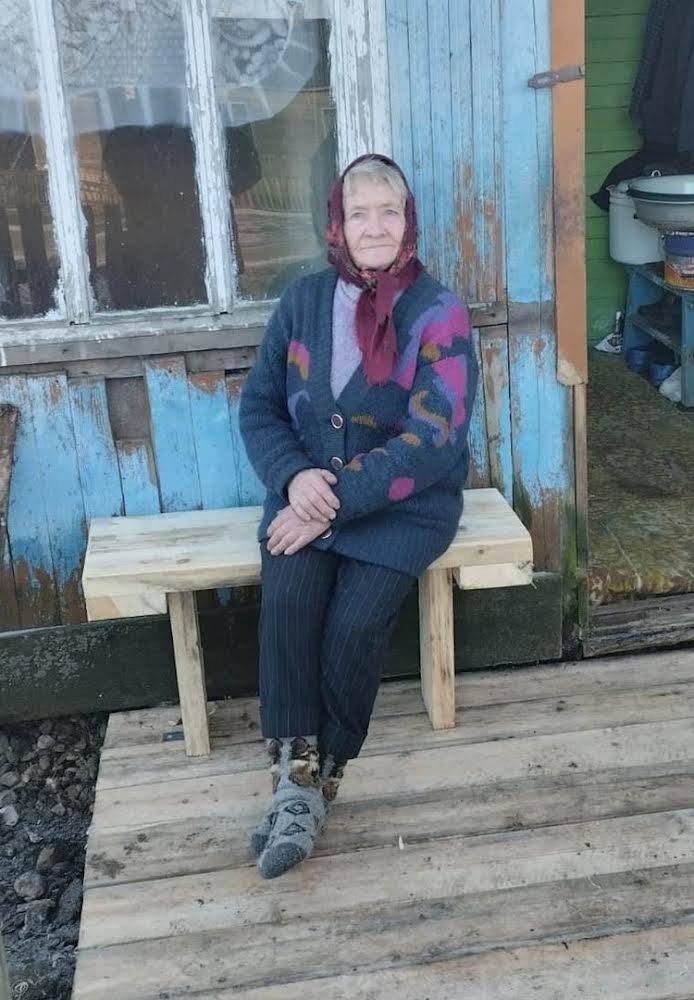 Карельская бабушка и новая скамейка. Фото из группы «Отражение. Карелия» Вконтакте