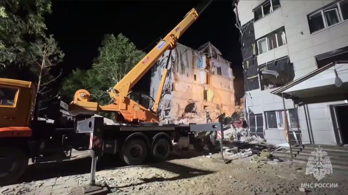 Кадр из видео МЧС с разбором завалов частично обрушившегося здания после дронового удара педагогического колледжа в луганском Старобельске