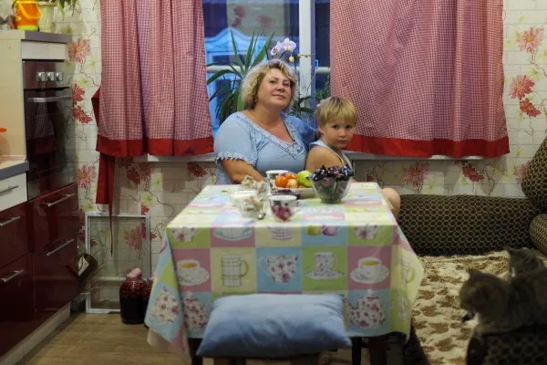 Участковая медсестра Любовь Чапаева с младшим сыном. Фото: Виталий Кавтрадзе, специально для «Новой газеты»