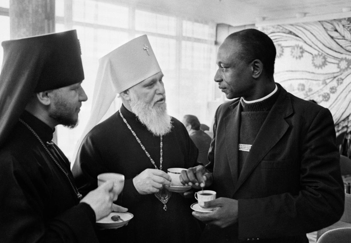 Киев. 28 марта 1981 г. Филарет (в центре) во время беседы со священником методистской церкви в Зимбабве. Фото: Поддубный А. / Фотохроника ТАСС