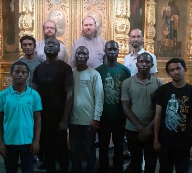 Африканские, индийские и непальские студенты на летнем трудовом семестре в Скопинской епархии РПЦ