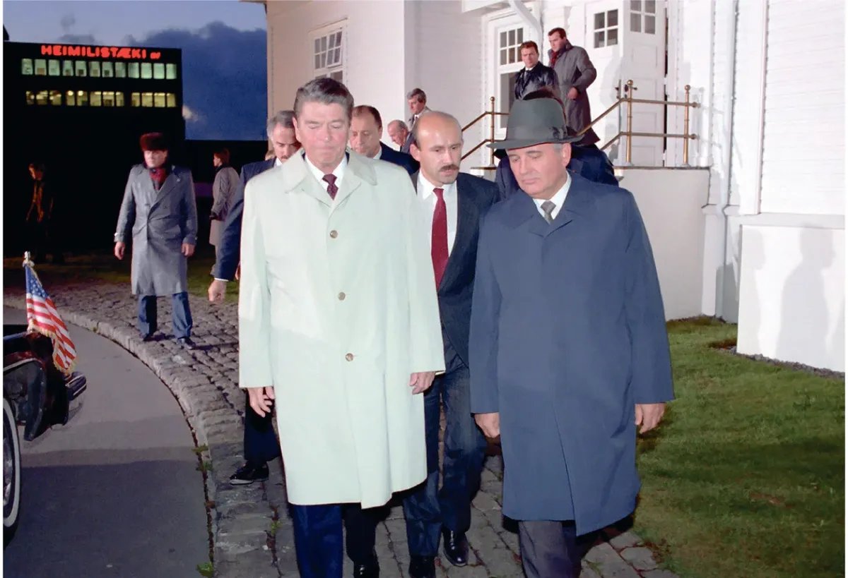 Рейкьявик. Переговоры окончены. Горбачев провожает Рейгана к автомобилю. Фото предоставлено автором