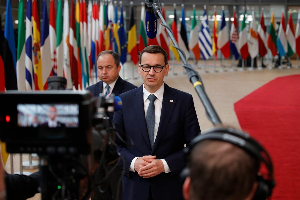 Премьер-министр Польши Матеуш Моравецкий дает комментарий прессе во время саммита. Фото: ЕРА