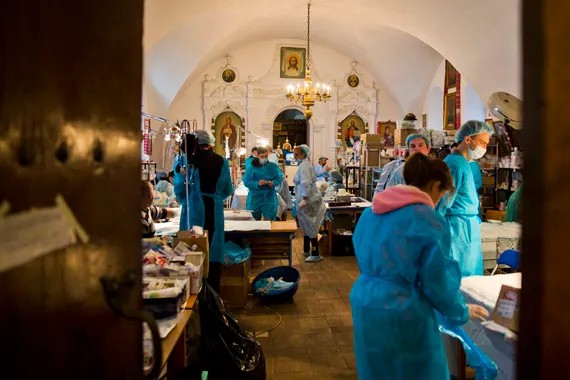Врачи Майдана в походном госпитале, развернутом в Михайловском монастыре. Фото: Евгений Фельдман/ «Новая газета»