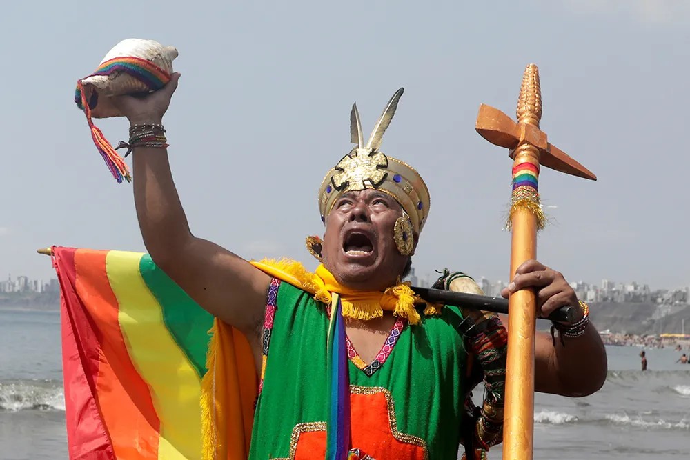 Перуанский шаман выполняет новогодний ритуал на пляже. Фото: Reuters