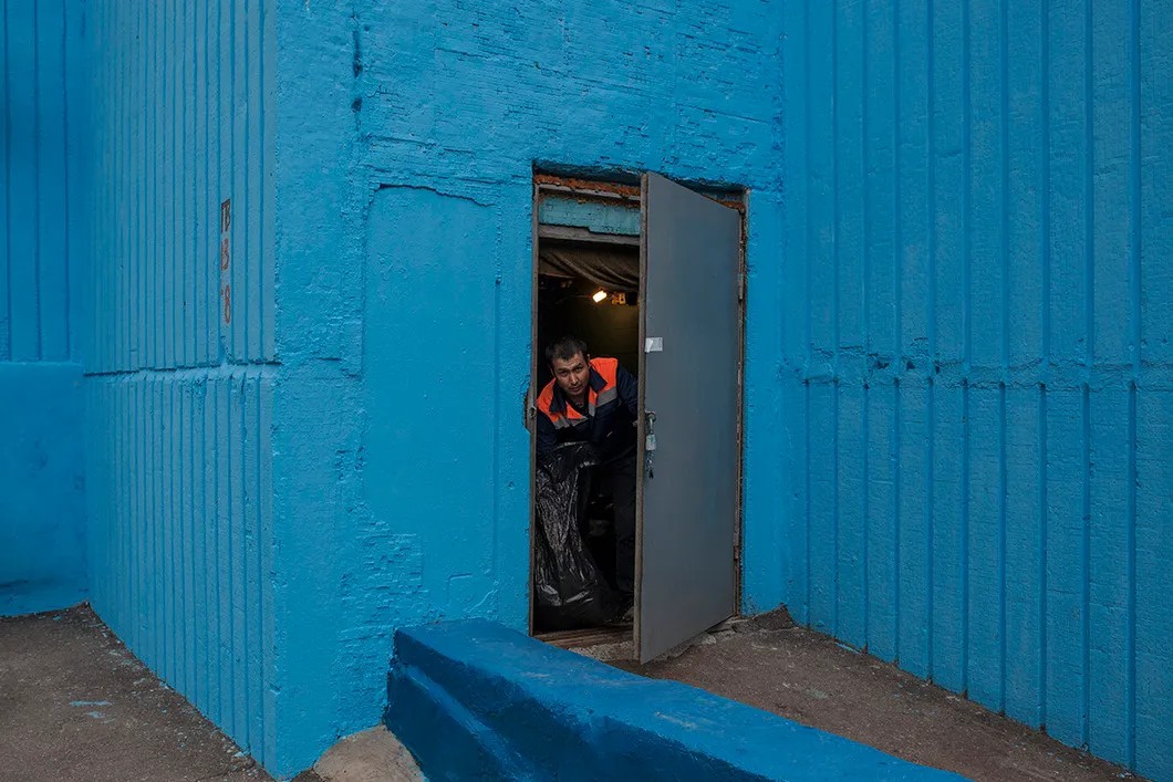Мухиддин выходит из своего «кабинета». Фото: Влад Докшин / «Новая»