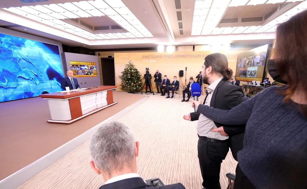 Журналист Life спрашивает Путина про расследования о предполагаемых членах его семьи. Фото: пресс-служба Кремля