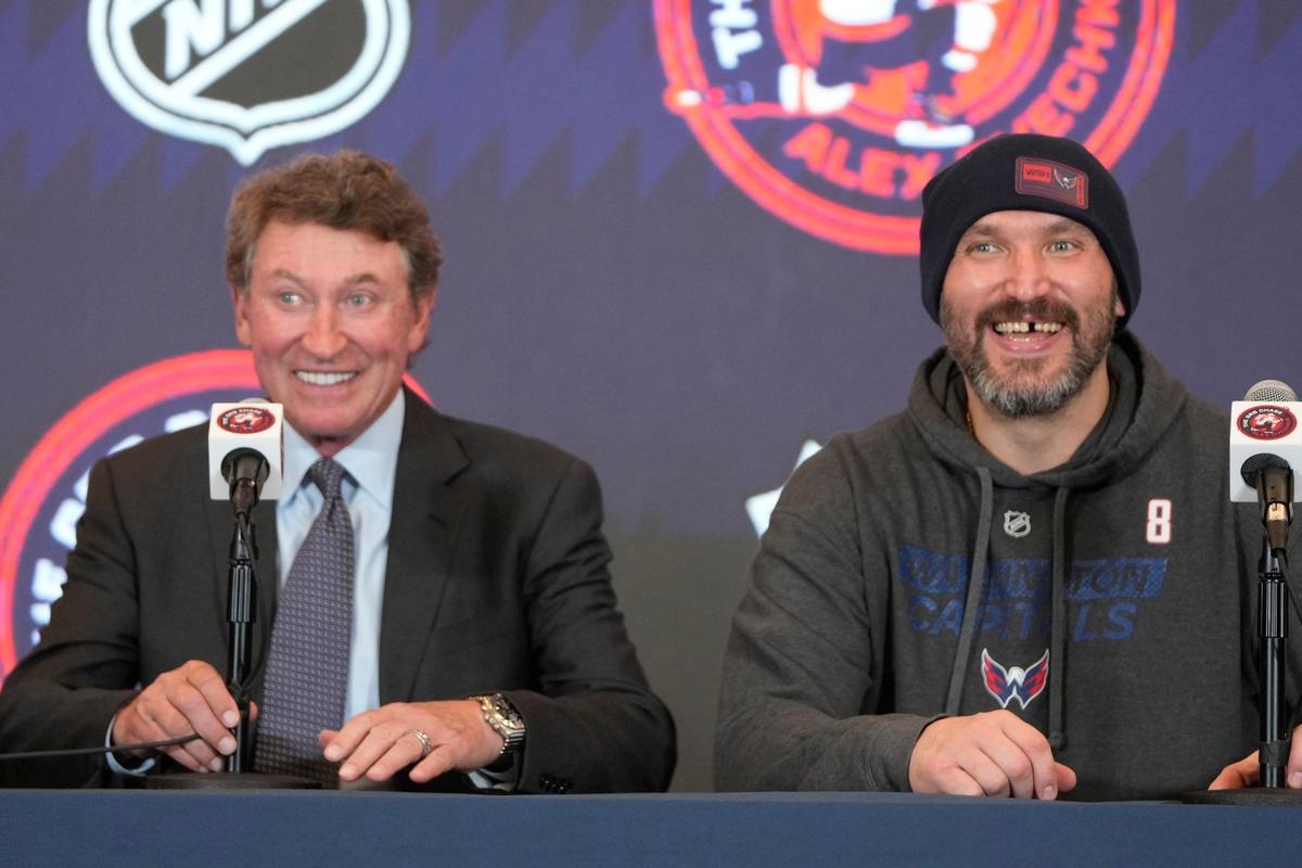 Уэйн Гретцки и Александр Овечкин. Фото: AP / TASS