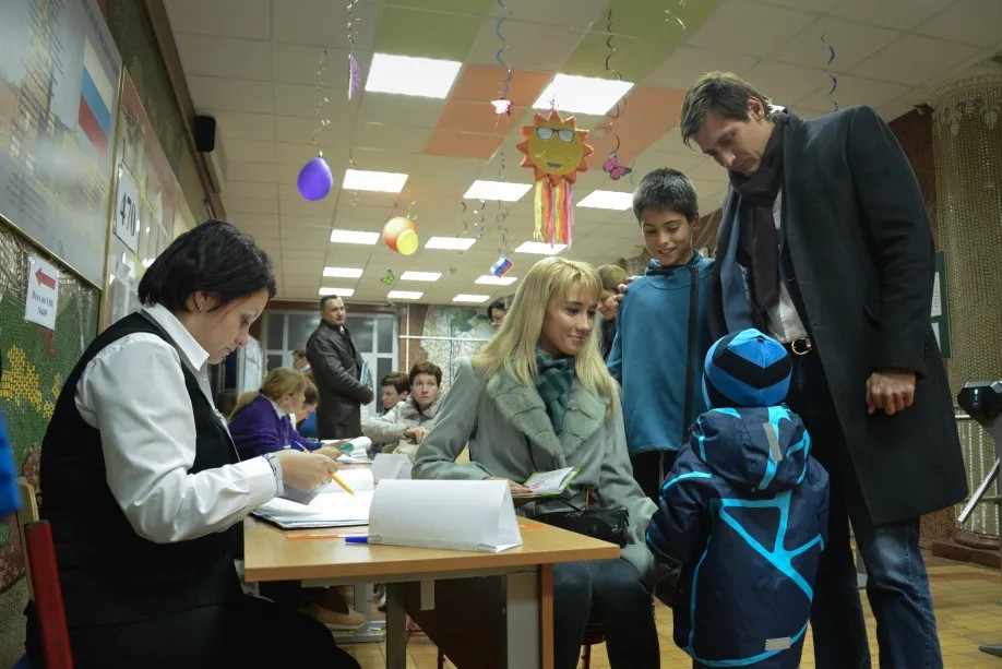 Кандидат в депутаты Дмитрий Гудков голосует с семьей. Фото: Виктория Одиссонова / «Новая газета»
