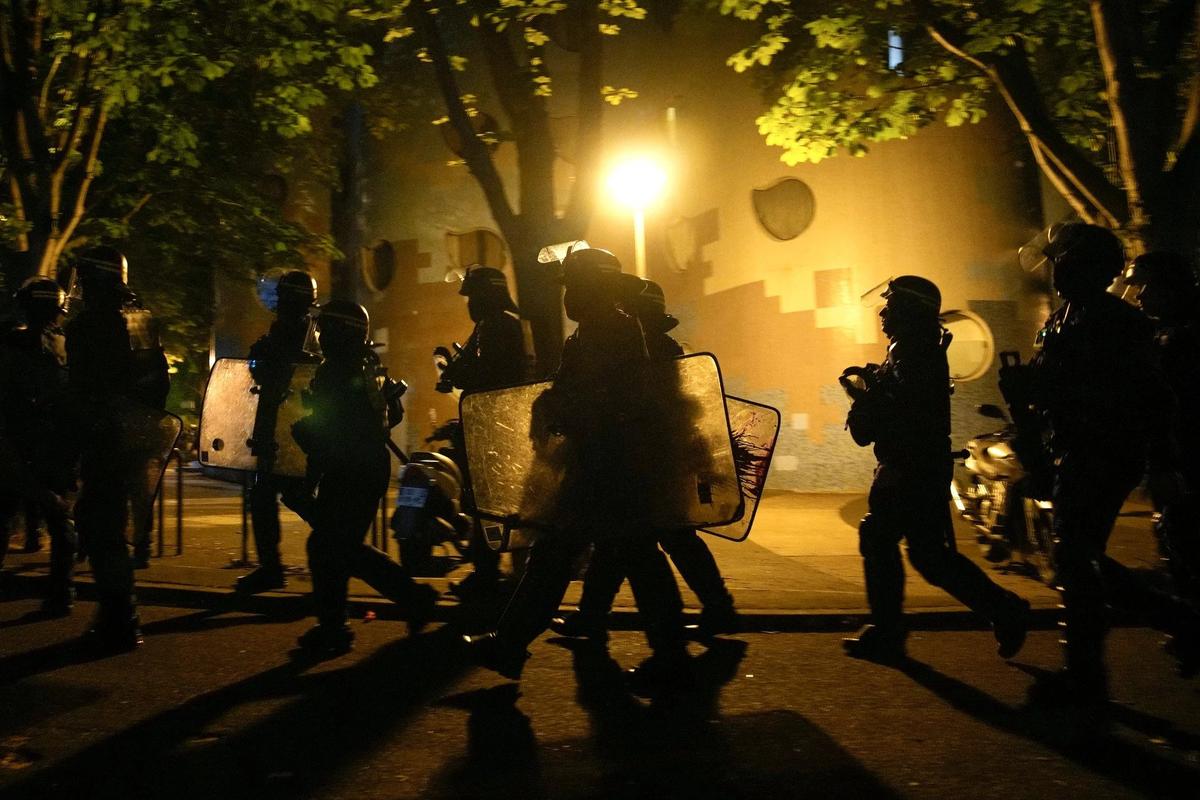 Во Франции продолжаются беспорядки после убийства 17-летнего подростка полицейским. Фото: AP / TASS