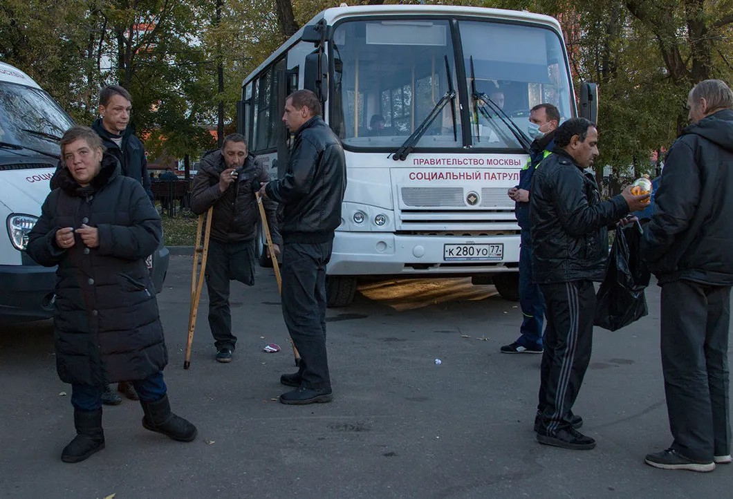 Теплые автобусы Социального патруля стоят у каждого московского вокзала. Фото: Светлана Виданова, специально для «Новой»