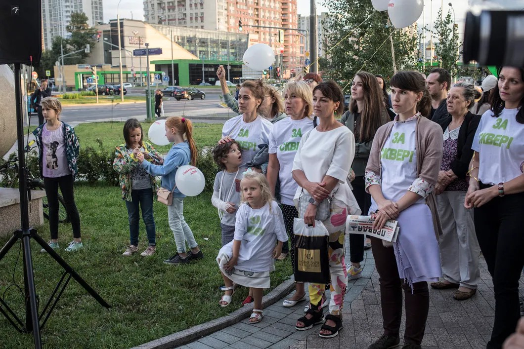 Жители Раменок, собравшиеся на митинге против точечной застройки. Фото: Влад Докшин / «Новая газета»