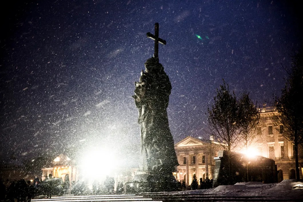 Памятник князю Владимиру. Фото: Влад Докшин / «Новая газета»