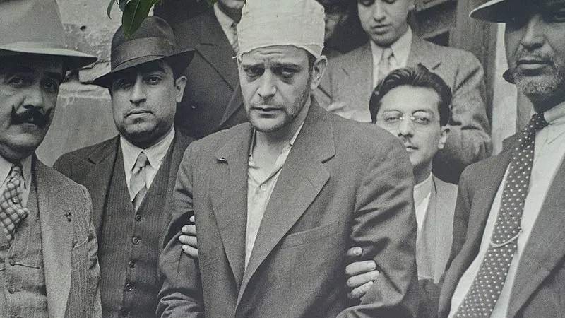 Рамон Меркадер после задержания (в центре). Фото: Wikipedia