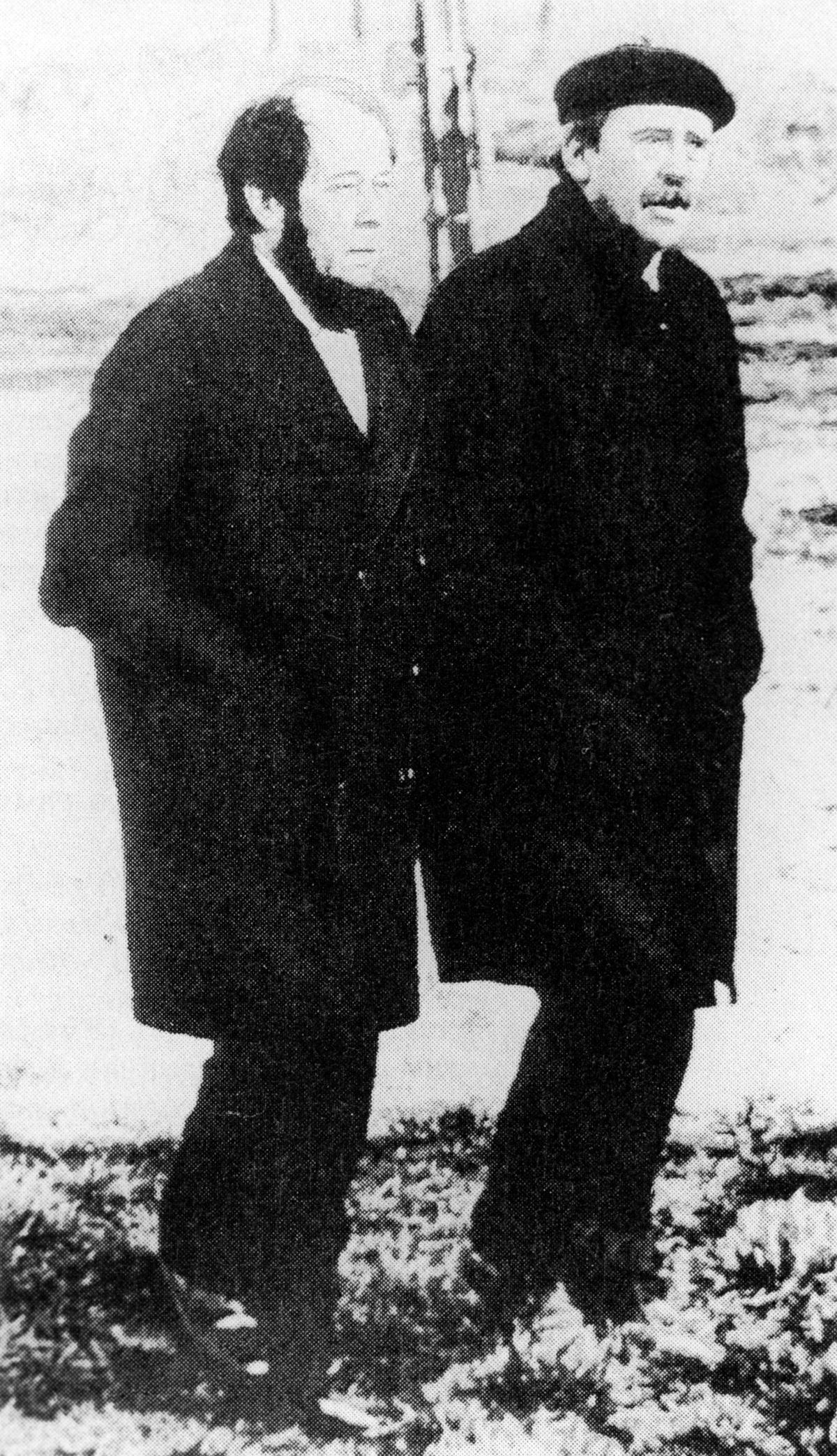 Писатели Генрих Белль и Александр Солженицын. Репродукция. Фото: РИА Новости