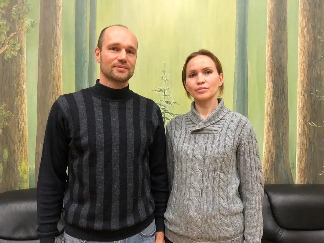 Эдуард и Ольга Курипко, родители Вики — ученицы лицея. Фото: Елизавета Кирпанова / «Новая газета»