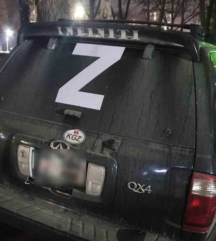 Эмблема «Зет» на автомобиле в Кыргызстане. Фото: соцсети