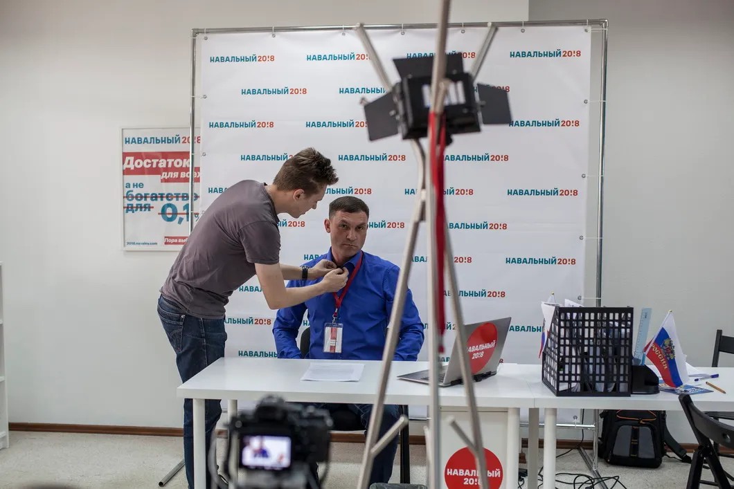 Павел Будников готовится записывать видео для Youtube. Фото: Влад Докшин / «Новая газета»