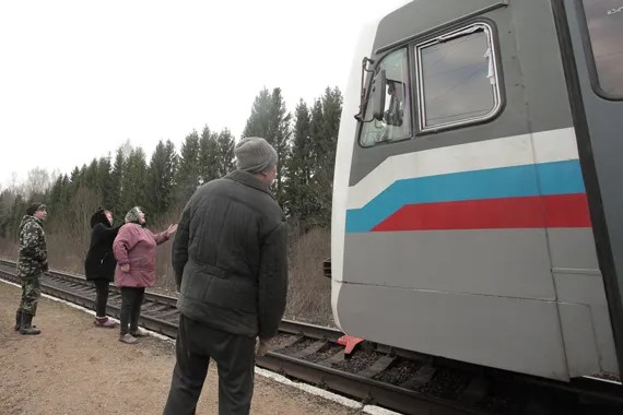 Жители Должиц просят машиниста проходящего поезда отвезти их в Дно