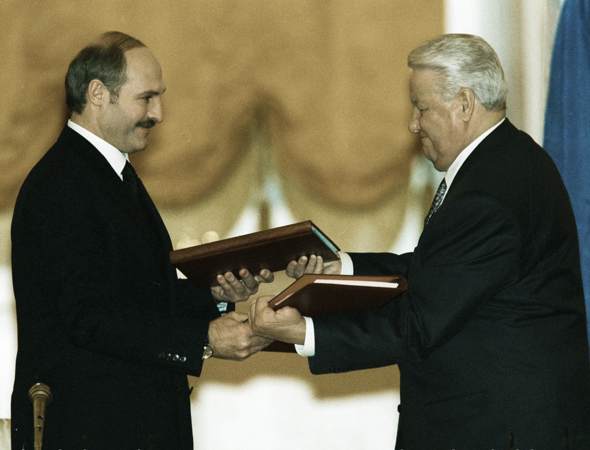 Александр Лукашенко и Борис Ельцин во время подписания Договора о Союзном государстве, 1999 год. Фото: РИА Новости