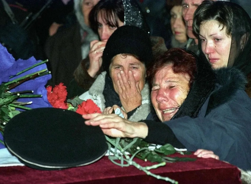 Мать погибшего в трагедии «Курска» Андрея Силогава на похоронах сына. Фото: Reuters