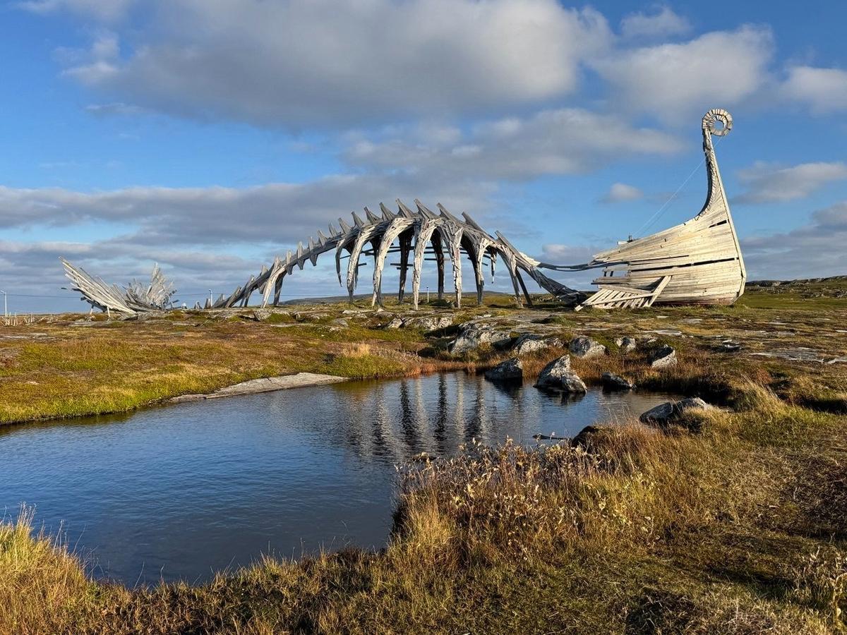 Драккар хотели подарить Териберке, но он оказался в Вардё. Фото: Татьяна Брицкая / «Новая газета»