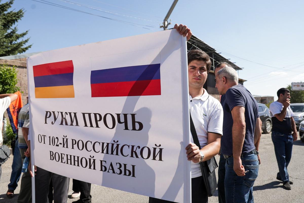 Участники акции в защиту 102-й российской военной базы. Фото: Александр Патрин / ТАСС