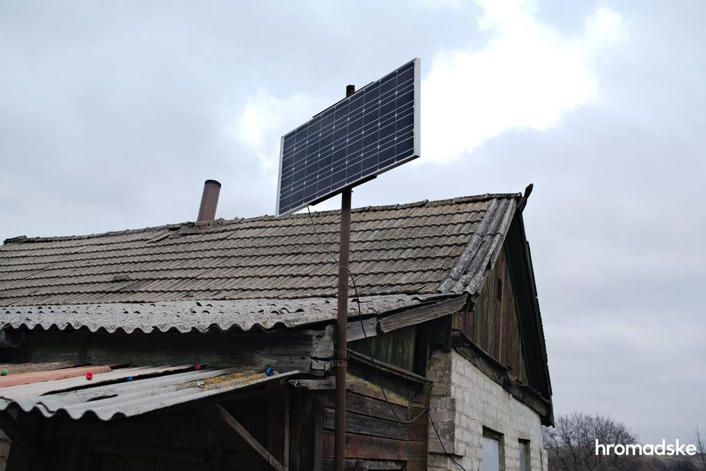 Одна из солнечных панелей, закупленных для местных жителей Красным Крестом. Фото: Макс Левин / hromadske