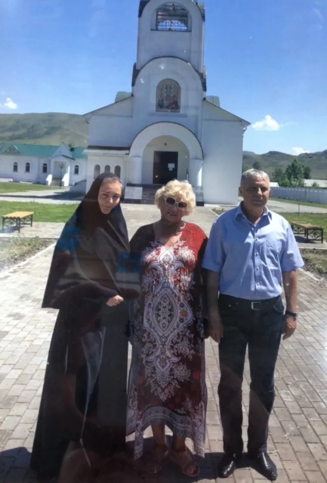 Людмила Нарусова (в центре) и Сергей Сафрин во время посещения храма. Фото из архива Сергея Сафрина