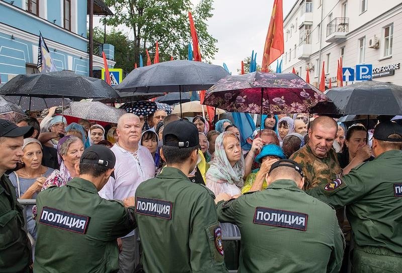 Верующие во время крестного хода. Фото: Артемий Шуматов / Коммерсантъ