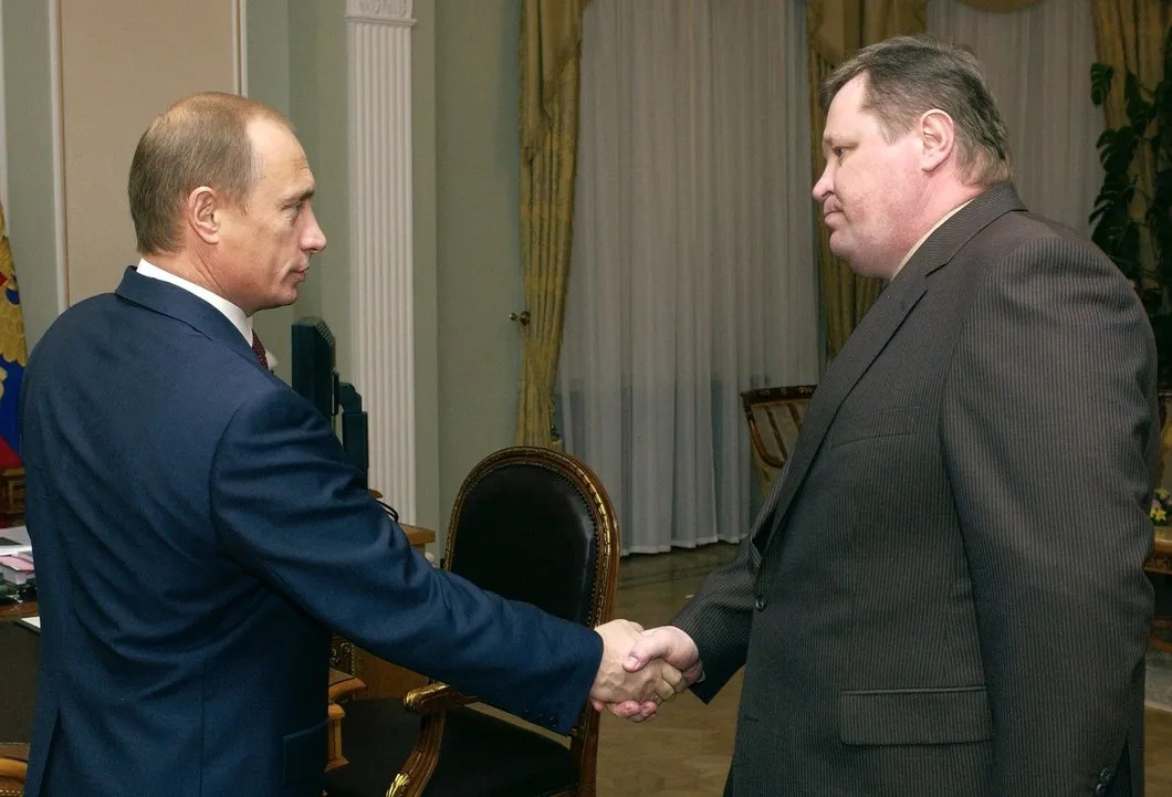 Владимир Путин во время встречи с бывшим генеральным прокурором РФ Владимиром Устиновым. Фото: Sputnik