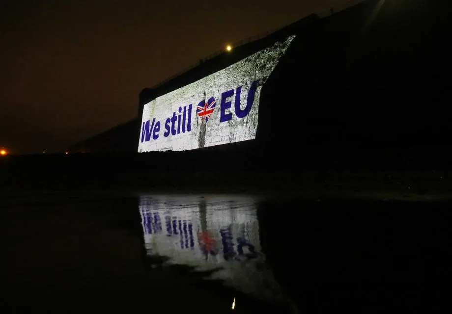 «Мы все еще любим ЕС» — рекламный баннер в день Брексита, Великобритания. Фото: EPA