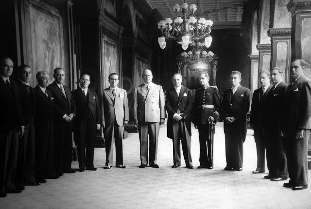 Генерал Медина Ангарита (в центре). Фото: архив