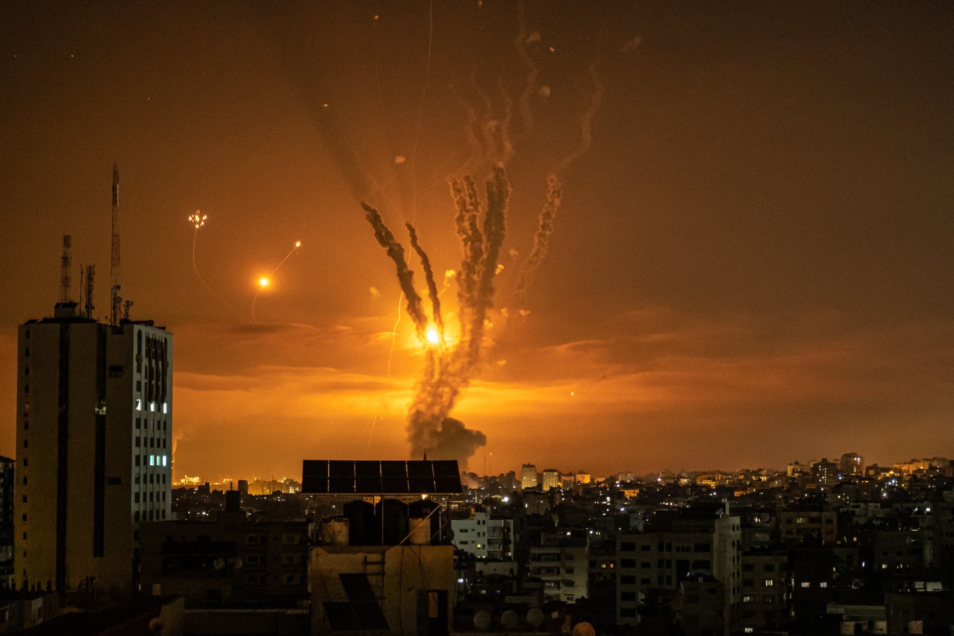 Ракеты, запущенные в направлении Израиля, и ответная реакция израильской системы противоракетной обороны, известной как Железный купол. Фото: Fatima Shbair / Getty Images