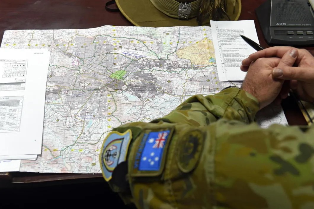 Военнослужащий австралийских вооруженных сил над картой Кабула. Фото: EPA