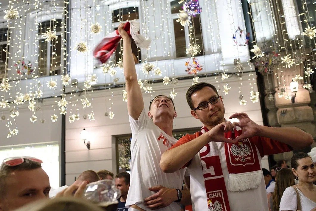 Болельщики из Польши в центре Москвы. Фото: Виктория Одиссонова / «Новая газета»