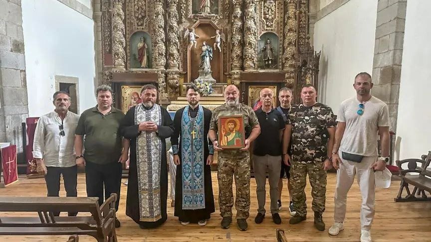 Испанские казаки в церкви. Александр Василенко второй справа. Фото: соцсети