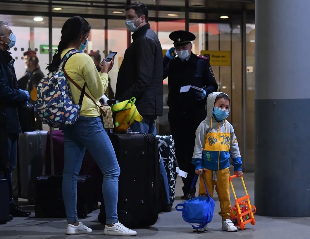 Пассажиры, прилетевшие из Бангкока в Москву. Фото: РИА Новости