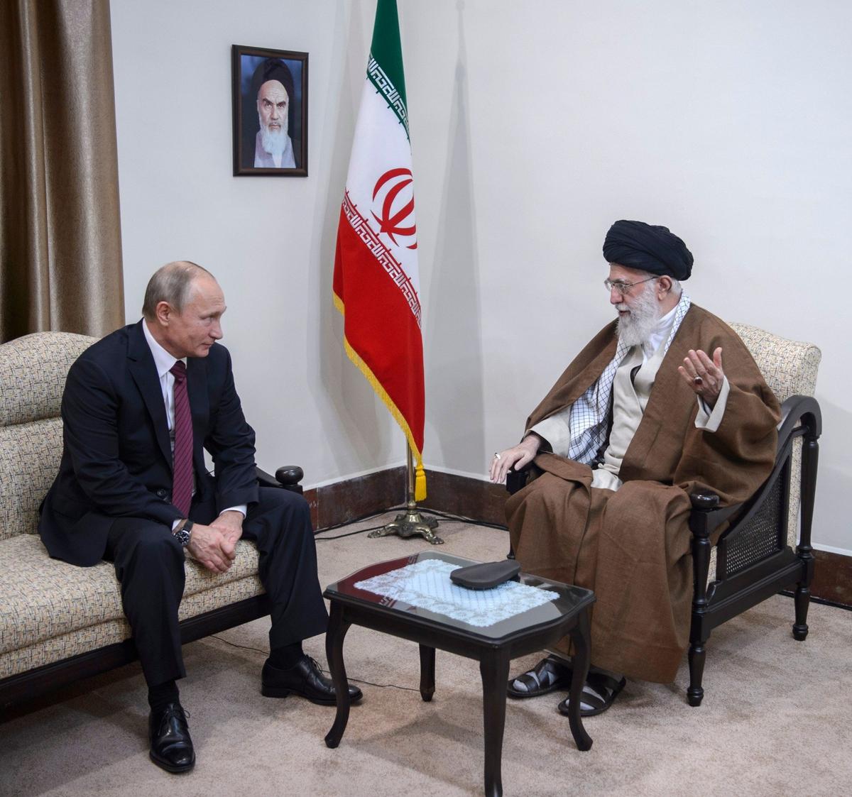 Владимир Путин и Али Хаменеи, 2017 г. Фото: Дмитрий Азаров / Коммерсантъ / POOL / ТАСС