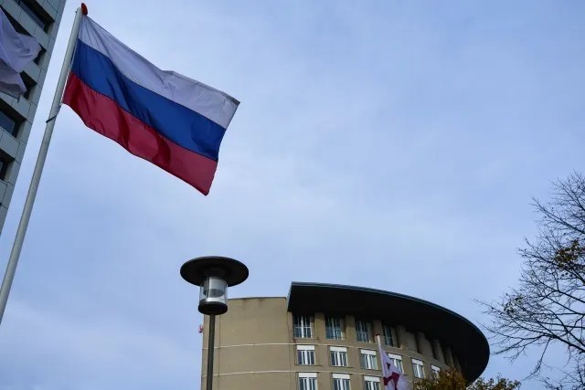 Флаг России на фоне здания Организации по запрещению химического оружия. Фото: Алексей Витвицкий / РИА Новости
